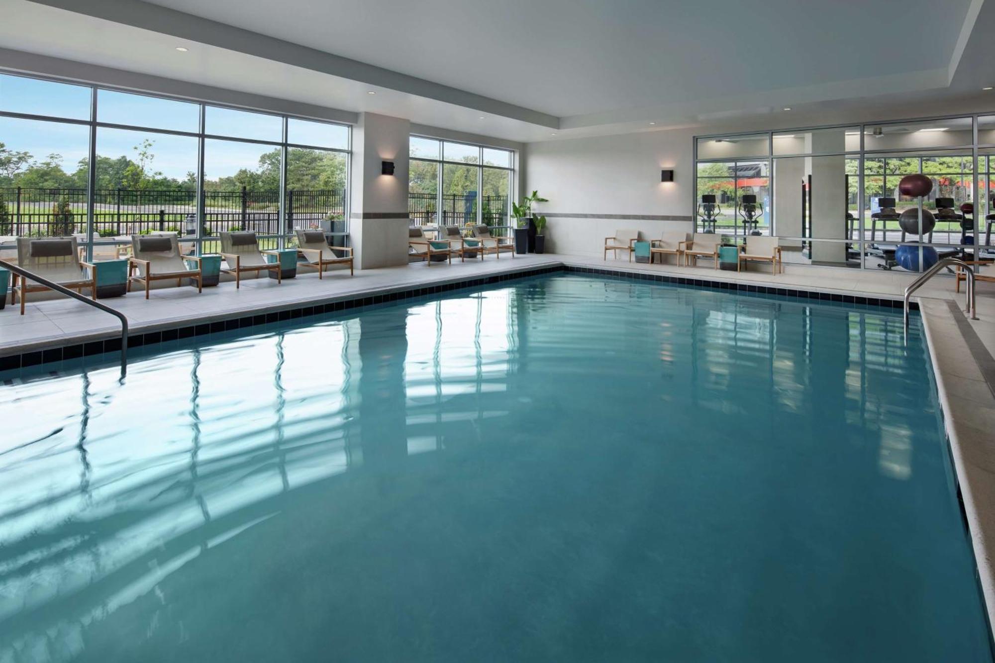 Hampton Inn & Suites Teaneck/Glenpointe Exterior foto
