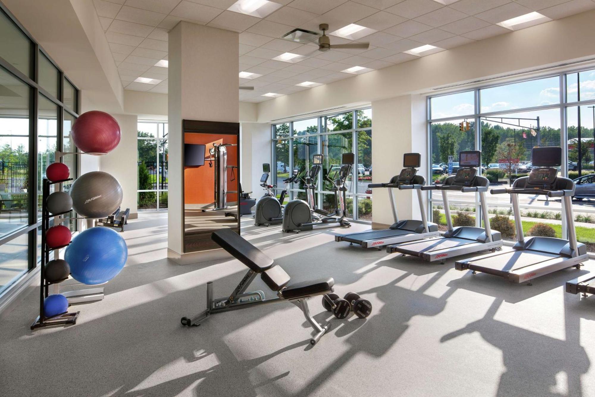 Hampton Inn & Suites Teaneck/Glenpointe Exterior foto