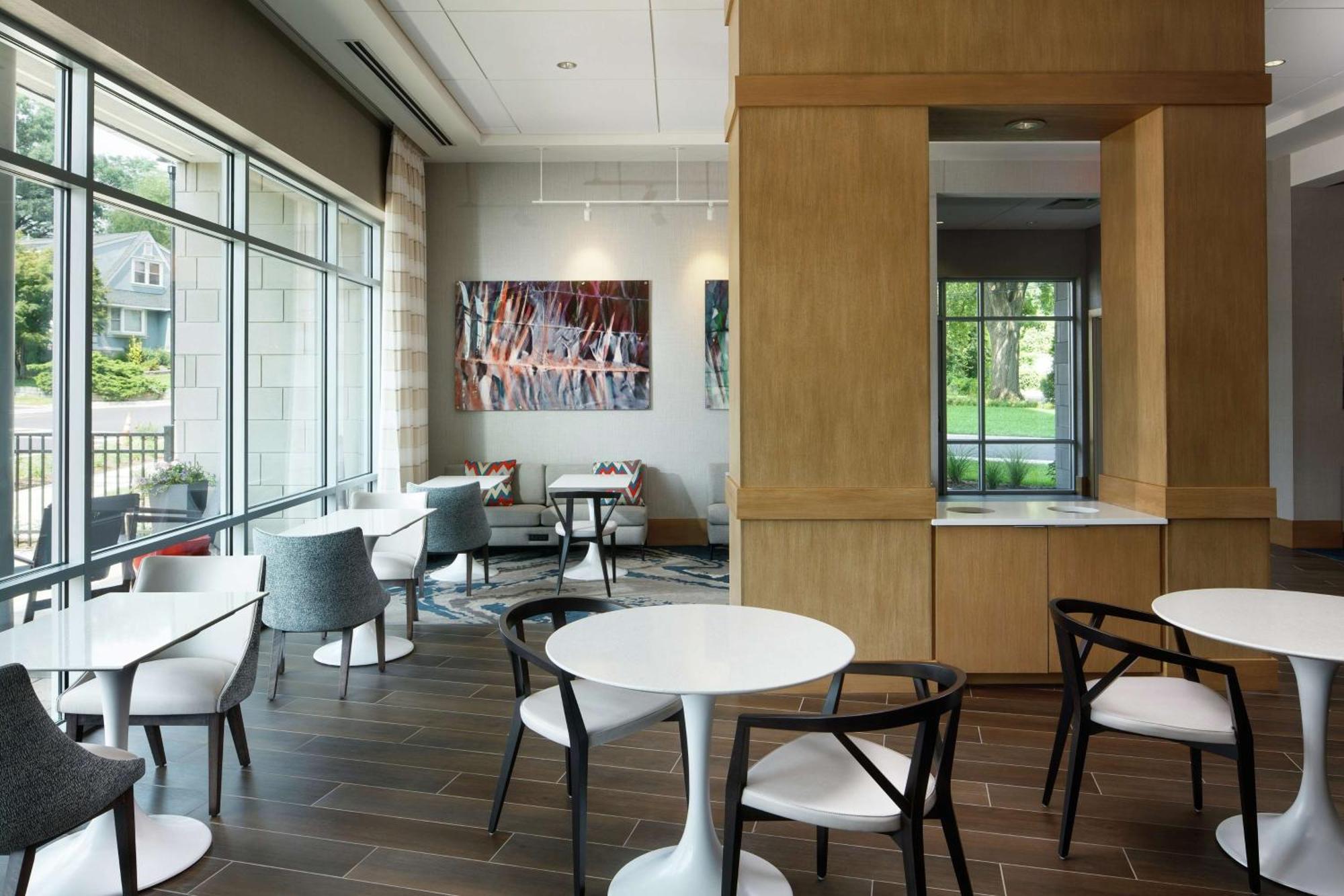 Hampton Inn & Suites Teaneck/Glenpointe Exterior foto