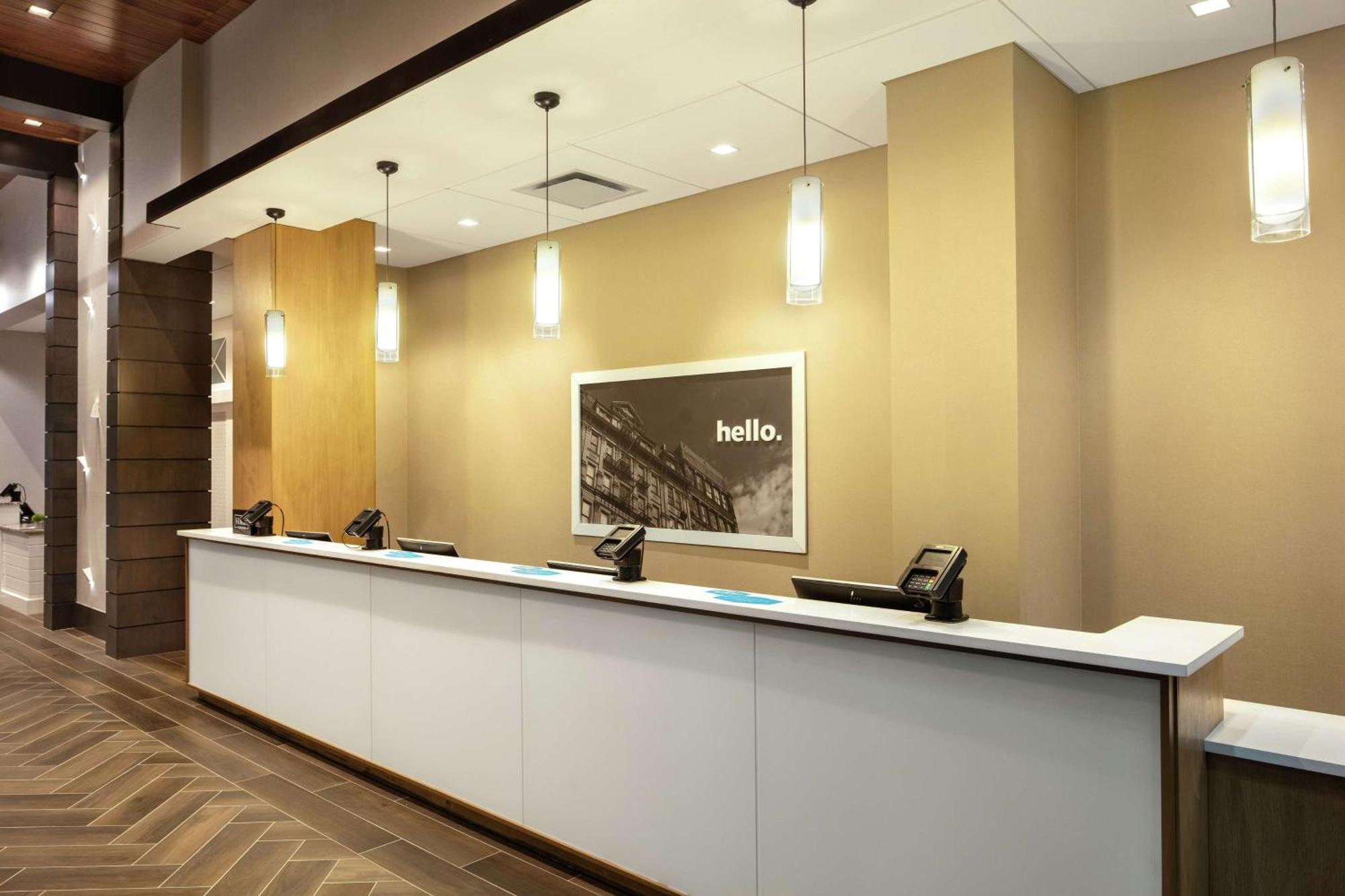 Hampton Inn & Suites Teaneck/Glenpointe Exterior foto
